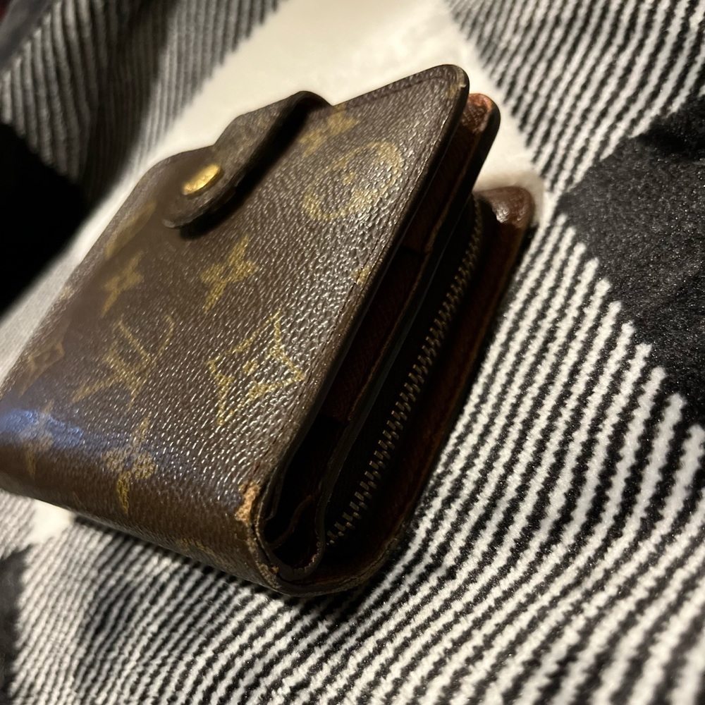 COPY - Authentic pre-love & vintage bag ; This wallet is an 8/10 ,